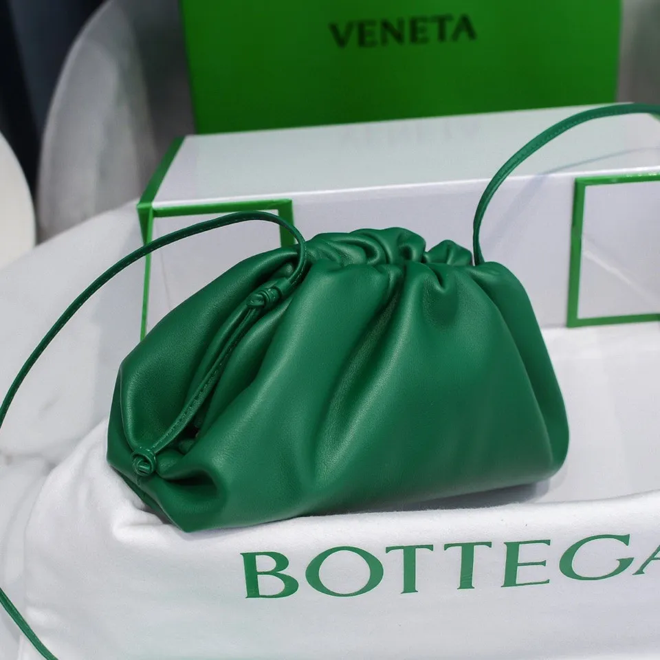 Batch 1120 Bottega Veneta cloud bag ☁️POUCH series, original plain calfskin, super low-key and attractive, soft and casual, major internet celebrity bloggers are crazy about calling it fashionable and classy, ​​lazy and intellectual, small size: 23*13*8 (small cloud plain) racing green